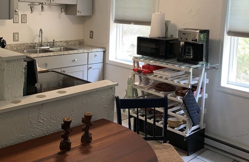 High Point Cottage | Centrally located cozy cottage perfect for professionals!