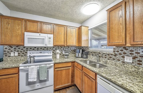 Irving House | Centrally Located DFW Retreat