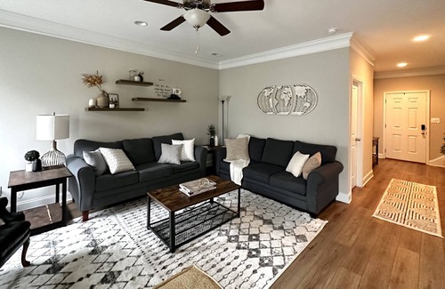 Karns House | Centrally located home in a quiet neighborhood! Perfect for traveling families.