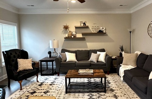 Karns House | Centrally located home in a quiet neighborhood! Perfect for traveling families.