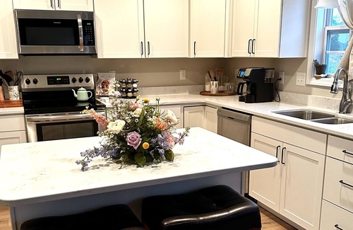 Karns House | Centrally located home in a quiet neighborhood! Perfect for traveling families.