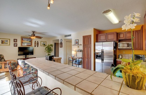 Historic Kailua Village Condo | Centrally Located Kailua-Kona Condo w/Lanai!