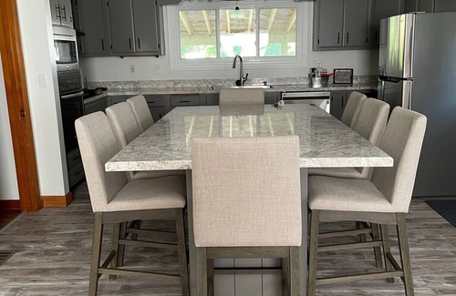 Geneva House | Centrally located local wineries, GOTL, and Spire. Walk to winery, coffeehouse