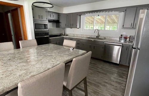 Geneva House | Centrally located local wineries, GOTL, and Spire. Walk to winery, coffeehouse