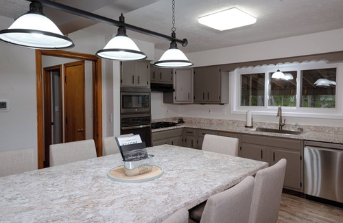 Geneva House | Centrally located local wineries, GOTL, and Spire. Walk to winery, coffeehouse