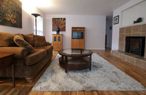 Puget House | Centrally located pet friendly 2 bed home w/ Wi-Fi