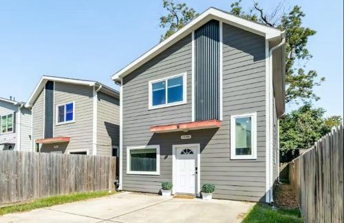 North Houston House | Centrally Located Pet Friendly 3 Bedroom Haven