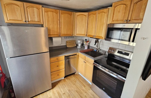 Highland Apartment | Centrally Located Top-Floor Studio Apartment
