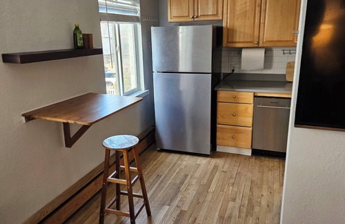 Highland Apartment | Centrally Located Top-Floor Studio Apartment