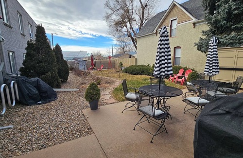 Highland Apartment | Centrally Located Top-Floor Studio Apartment