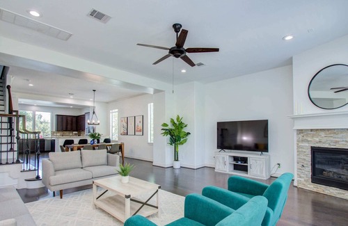 Washington Ave./ Memorial Park House | Centrally Located w/ Stunning Backyard Pool Oasis!