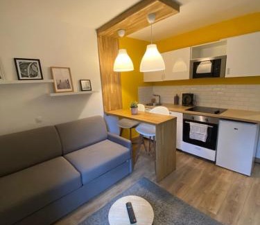 Saint-Gervais-les-Bains Apartment | Centre Saint-Gervais studio Jaune moderne proche télécabine 2 pers