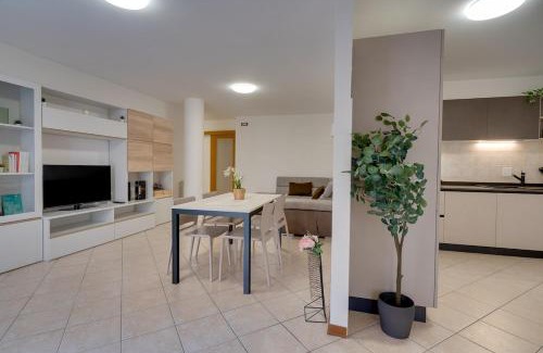 Cormons Apartment | Centro Cormons - 3 Camere Letto & Balcone Privato