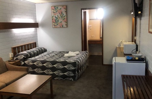 Finley Hotel | Century Motor Inn