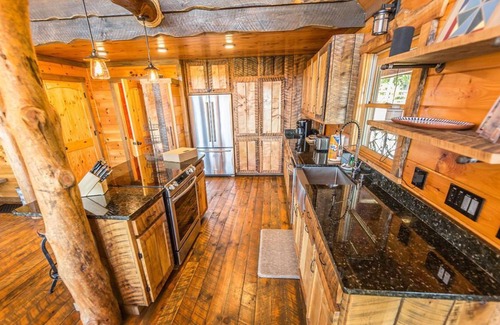 Blue Ridge Cabin | Century View Lodge | Stunning Mtn Views | Dog-friendly | Minutes to Downtown BR