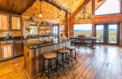 Blue Ridge Cabin | Century View Lodge | Stunning Mtn Views | Dog-friendly | Minutes to Downtown BR