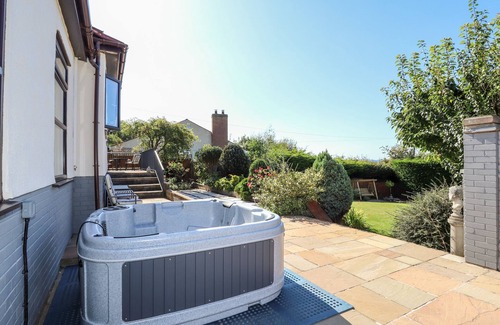 Dyserth House | CESAIL Y MYNYDD, family friendly, with hot tub in Dyserth