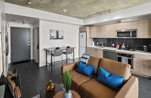 Connaught Condo | Cgy Tower Views | Mins to Saddledome | Gym | Pool