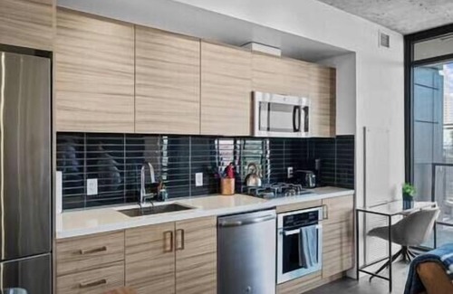 Connaught Condo | Cgy Tower Views | Mins to Saddledome | Gym | Pool