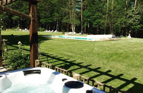 Les Essards Bed & Breakfast | Château des Essards avec piscine et jacuzzi
