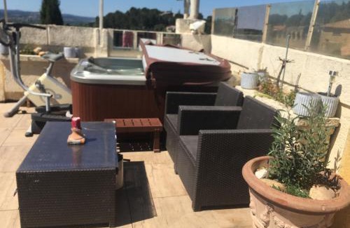 Chateauneuf-du-Pape House | Châteauneuf du Pape - Chez Marie - suite loft au roof top, idéale pour 2 - Vue panoramique, terrasse, Jacuzzi en option