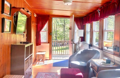 Franconia Cottage | CH Adorable cottage in Franconia minutes from Cannon, Franconia Notch! Fire Pit, wifi, laundry