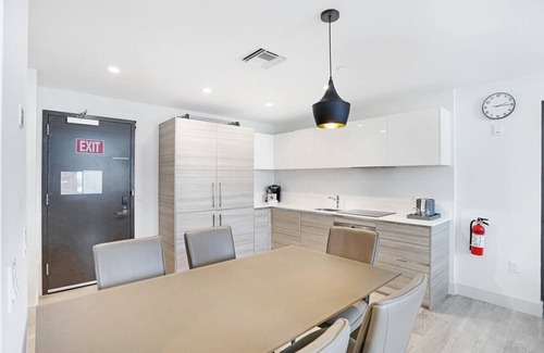 Hollywood Condo | CH Luxury Spacious Beach Condo | Ocean Breeze-CS40