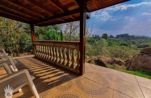 Indaiatuba Ski Chalet | Chalé europeu com vista para natureza no interior