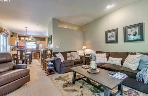 Government Camp Ski Chalet | Chalet 106 at the Official Collins Lake Resort