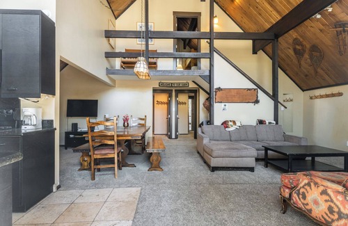 Mammoth Lakes Ski Chalet | Chalet #16, Slope Side Ski in Ski Out Spacious Fam