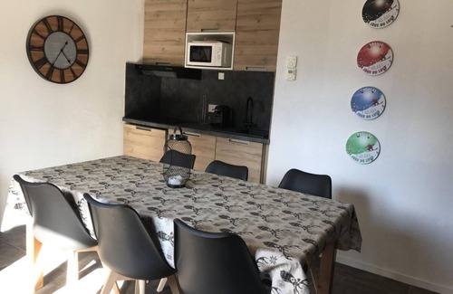 La Joue du Loup Ski Chalet | Chalet, 350m from ski slopes, view mountain, fitness, terrace, parking, tv, ski locker, 43m²