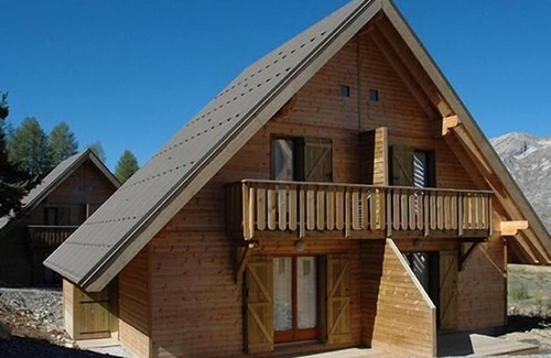 La Joue du Loup Ski Chalet | Chalet, 350m from ski slopes, 1st floor, view mountain, fitness, terrace, parking, tv, ski locker