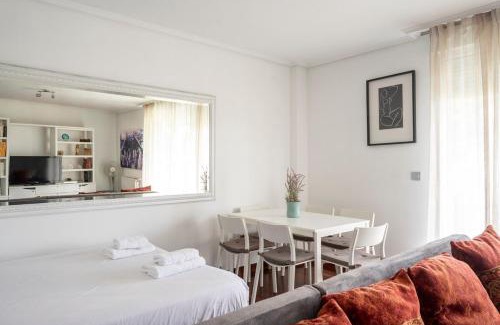Castro Urdiales Apartment | Chalet adosado con piscina, terraza y garaje en Castro Urdiales