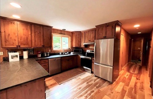 West Dover Ski Chalet | Chalet at Mt Snow, ski-home, free shuttle