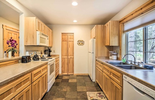 Klamath Falls House | Chalet at Running Y Resort w/Wraparound Deck!