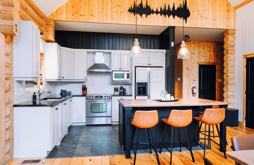 Fiddler Lake Resort Ski Chalet | Chalet Authentik 50: Indoor & outdoor heated pools, Hot tub, Lake & Resort