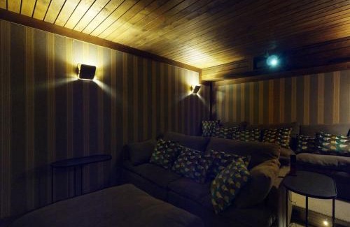 Val-d'Isere Apartment | Chalet avec Piscine Chauffée, Accès Direct aux Pistes et Services de Luxe à Val-d'Isère - FR-1-567-108