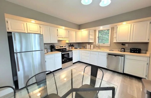Villas House | Chalet By The Bay - Sleeps 12