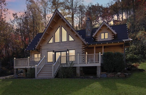 Fairview House | Chalet Cedar Log Home: WiFi, Electric, Water, Hot Tub, Firepit, Near Asheville