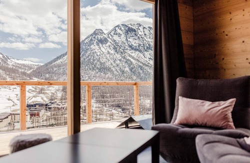 Montgenevre Ski Chalet | Chalet Cerf Blanc - 6 bedrooms - ideal 10 to 16 people - skilockers on slopes