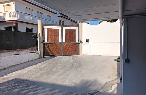 Punta Umbria Ski Chalet | Chalet con piscina y garaje privado al lado de la playa y del centro del pueblo.