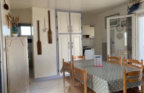 Gruissan Plage Ski Chalet | Chalet confortable à 400 m de la plage avec 3 chambres et terrasse – 6 couchages - FR-1-784-8
