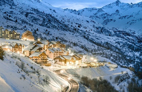 Valmeinier Ski Chalet | Chalet cozy près des pistes | accès piscine + spa!