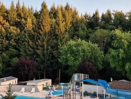 Chazelles-sur-Lyon Ski Chalet | Chalet dans camping avec piscine