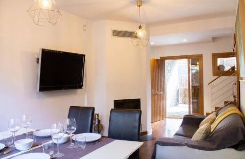 Biescas Ski Chalet | Chalet en urbanización, ideal para esquí