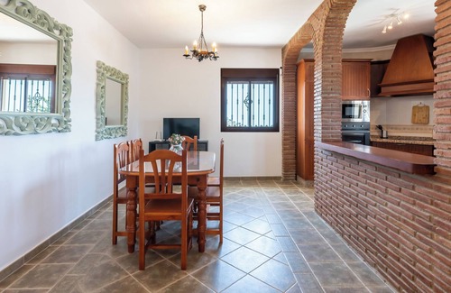 Sayalonga Ski Chalet | Chalet Encantador en Málaga con Piscina y Chimenea