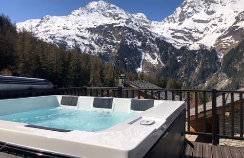 Sainte-Foy-Tarentaise Ski Chalet | Chalet Fegguese is a delightful, wood-and stone-built Savoyard chalet,