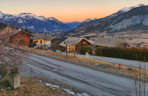Enchastrayes Ski Chalet | Chalet Familial Avec vue sur la Vallée de L'ubaye
