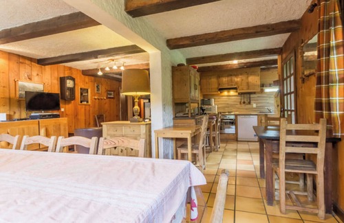 Notre-Dame-de-Bellecombe Ski Chalet | Chalet 'Le Planay' with Mountain View, Private Terrace and Wi-Fi