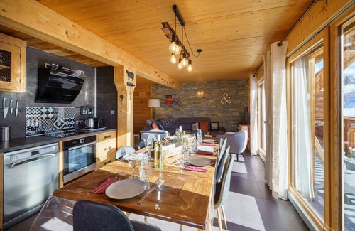Bergers Ski Chalet | Chalet Friandise - 4 bedroom with outdoor Jaccuzzi
